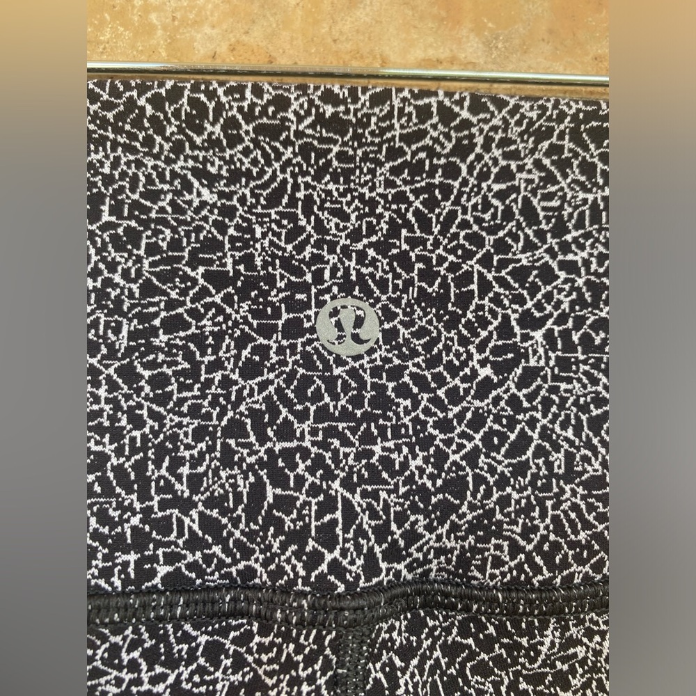 Lululemon Wunder Under Hi-Rise Tight 17" Crackle Jaquard Black White Size 4 - Picture 7 of 8
